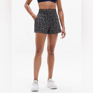 Athleta Weekender Run Shorts 3” Size Large.     L14